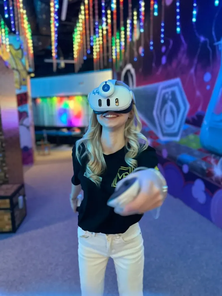 Играчка с VR очила и контролери в залата